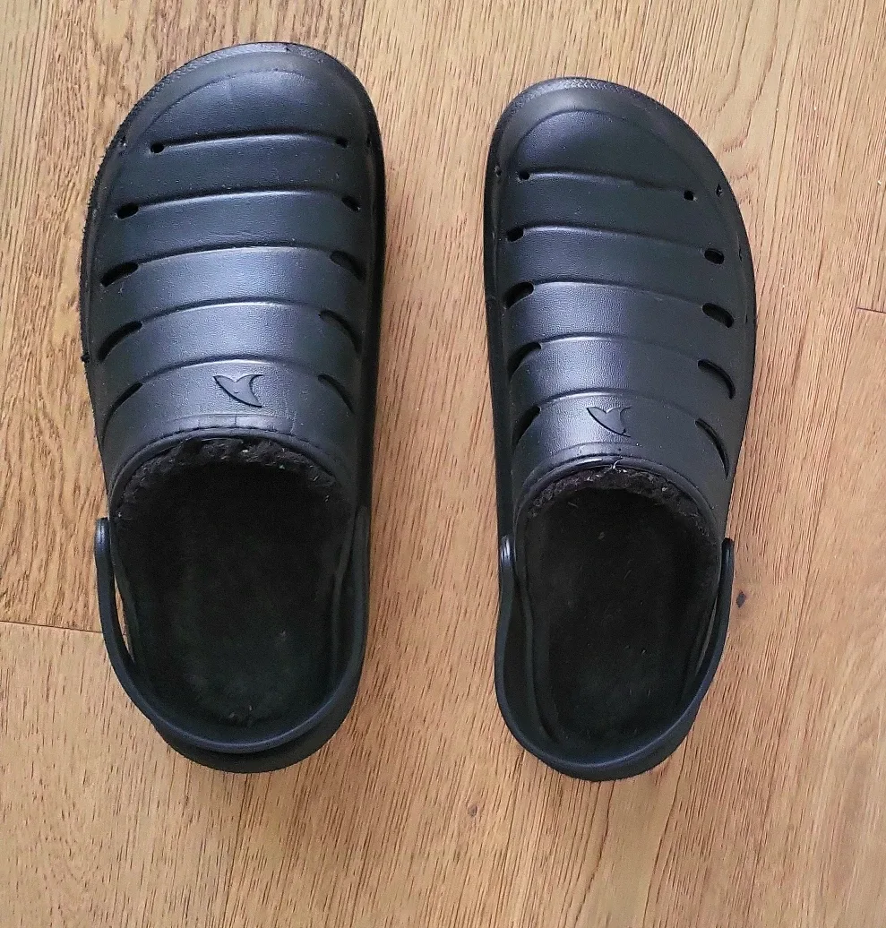 Hugger Shark Clogs size 11 image indicator(10)