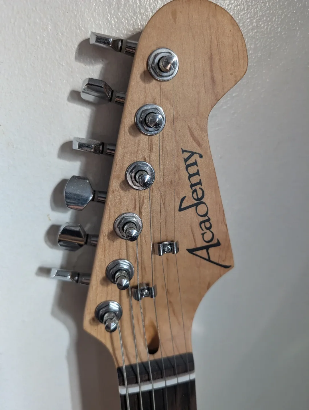 Academy Electric Guitar & GF-15 Amp BRAND NEW image indicator(4)