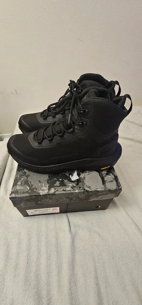 New in box Nortiv Black Hiking Boots image indicator(3)