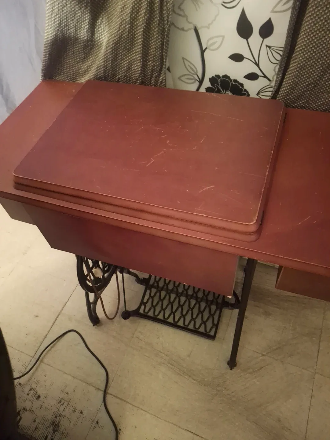 Vintage SINGER Sewing Machine image indicator(2)