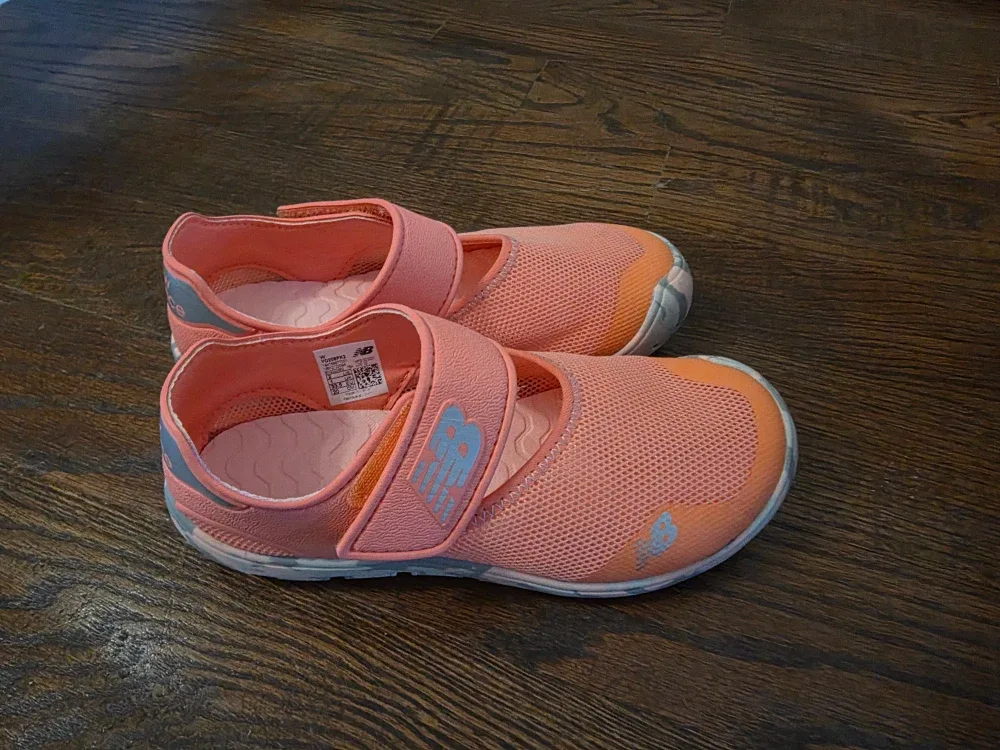 New Balance Kids Size 2 Acua Shoes