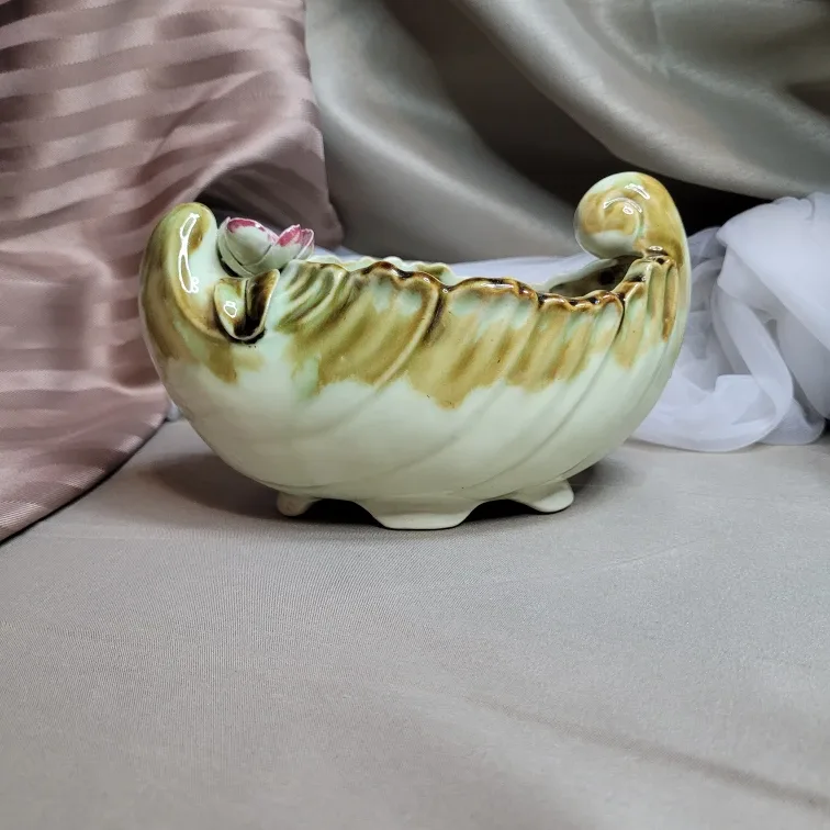 Beautiful Vintage 7" x 4 1/2" x 4" Ceramic Planter image indicator(4)