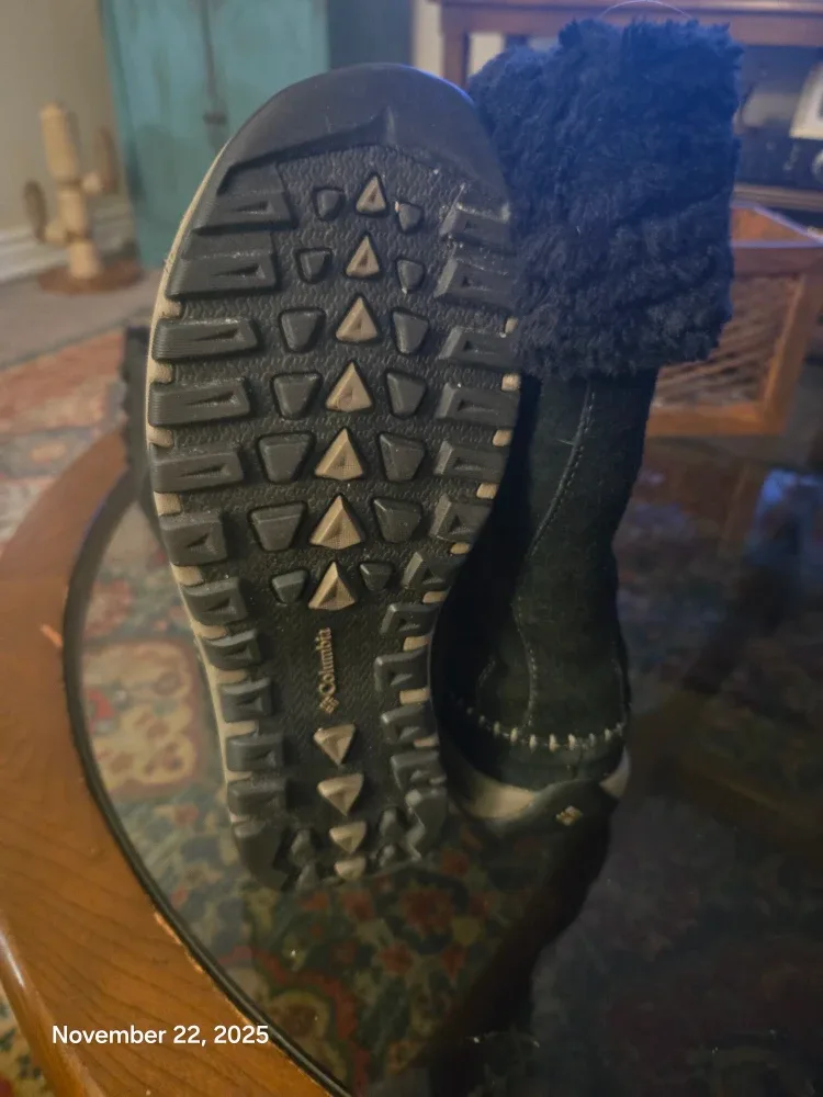 Size 8 Ladies Columbia Suede Boots image indicator(6)