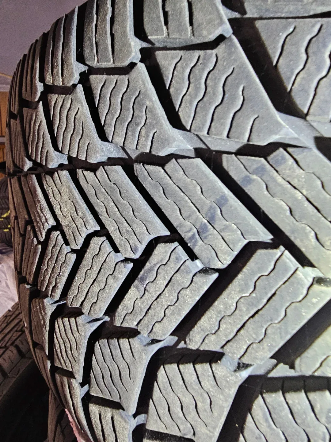 Michelin X-Ice Snow Winter Tires with black rims  225/45/17 94H image indicator(7)