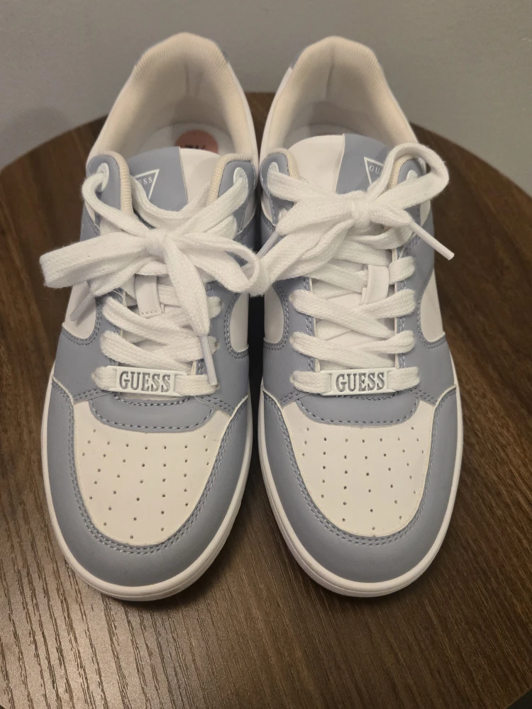 Guess Sneakers Size 7.5 - photo 2