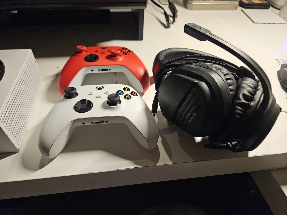 Xbox Series S - 512 GB (Comes with everything) - photo 3