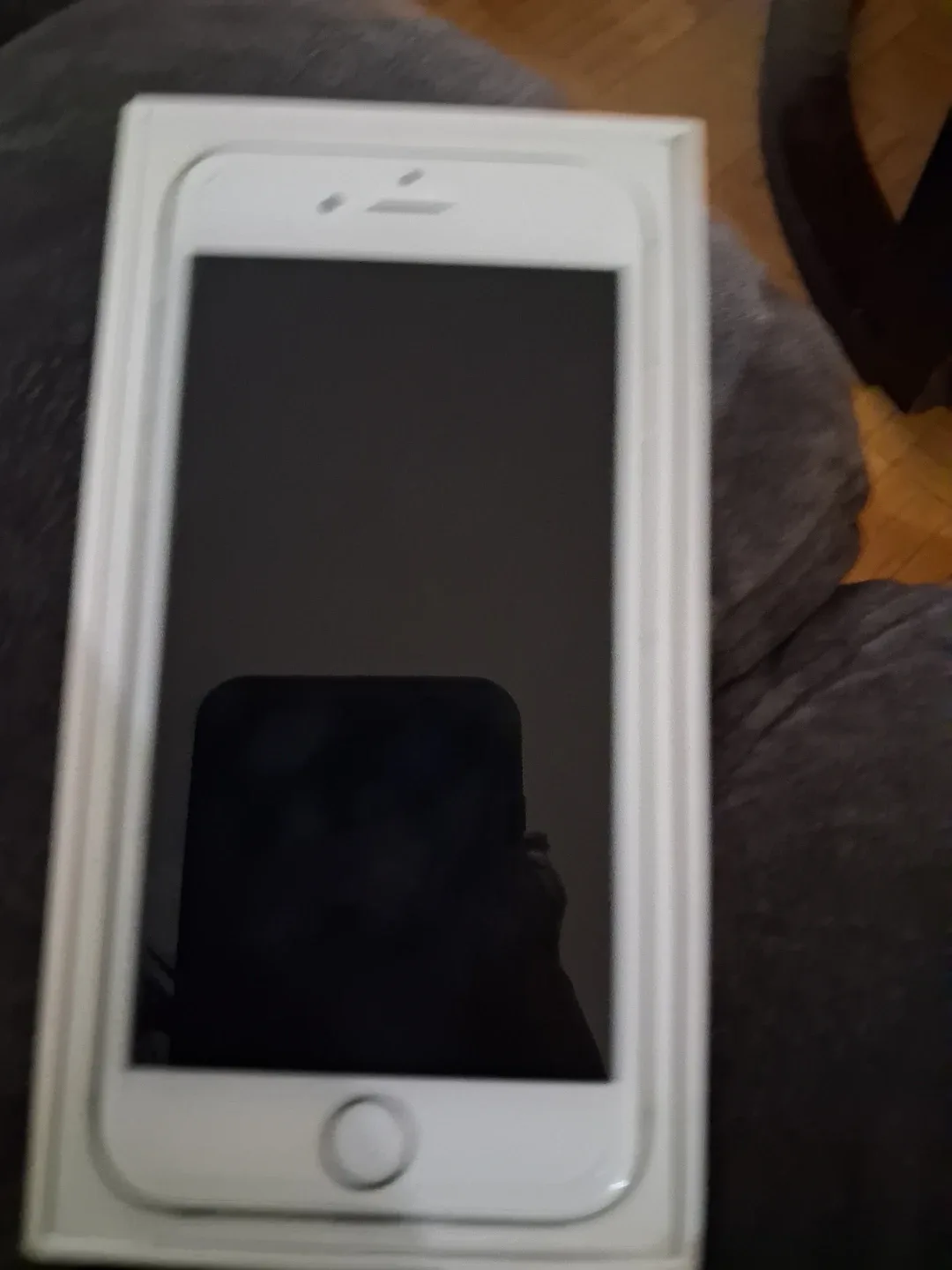 Apple iPhone 6S Silver with black screen(screen doesn't turn on) thumbnail