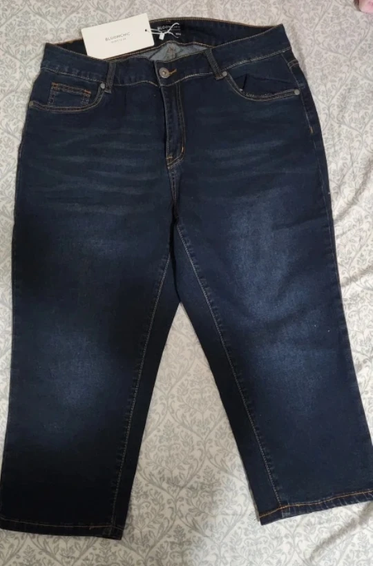 Bloomchic Dark Wash Denim Capri Pants - Size US 14 - photo 2