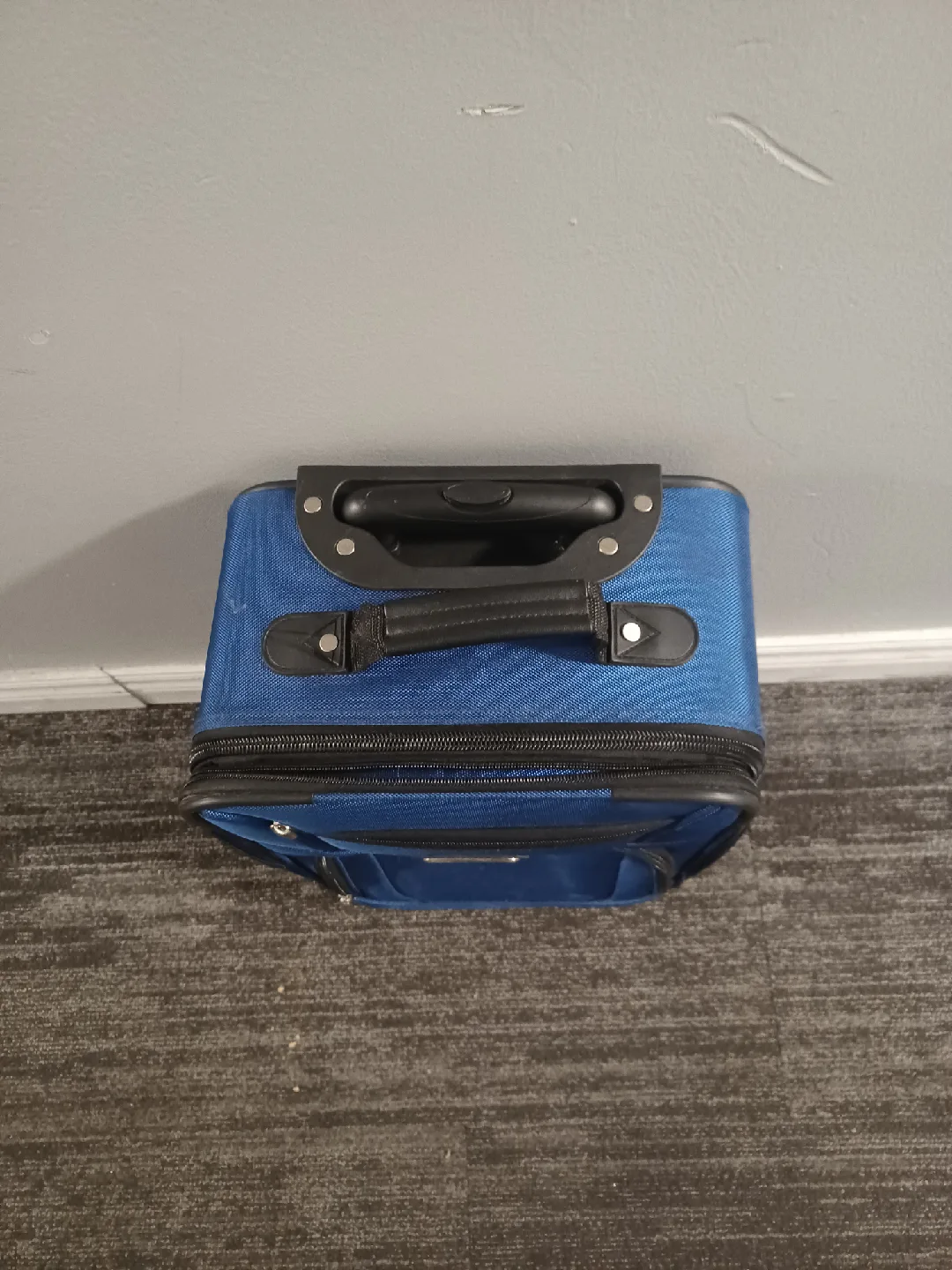 Tracker Blue Carry-On Suitcase image indicator(3)