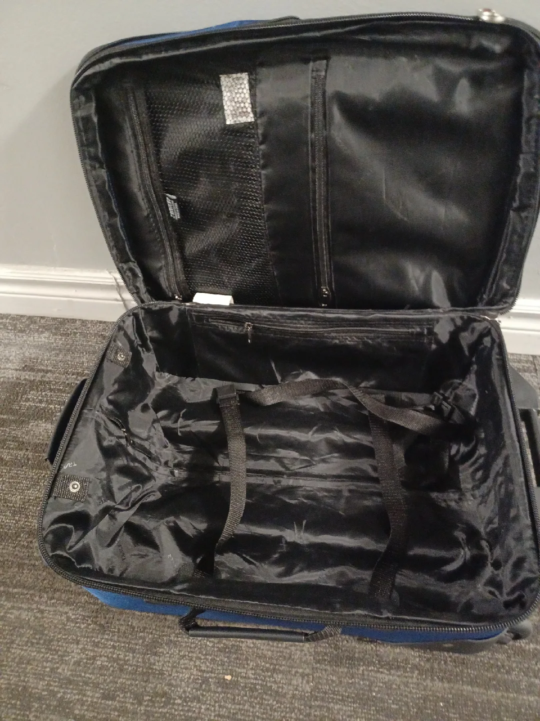 Tracker Blue Carry-On Suitcase image indicator(7)