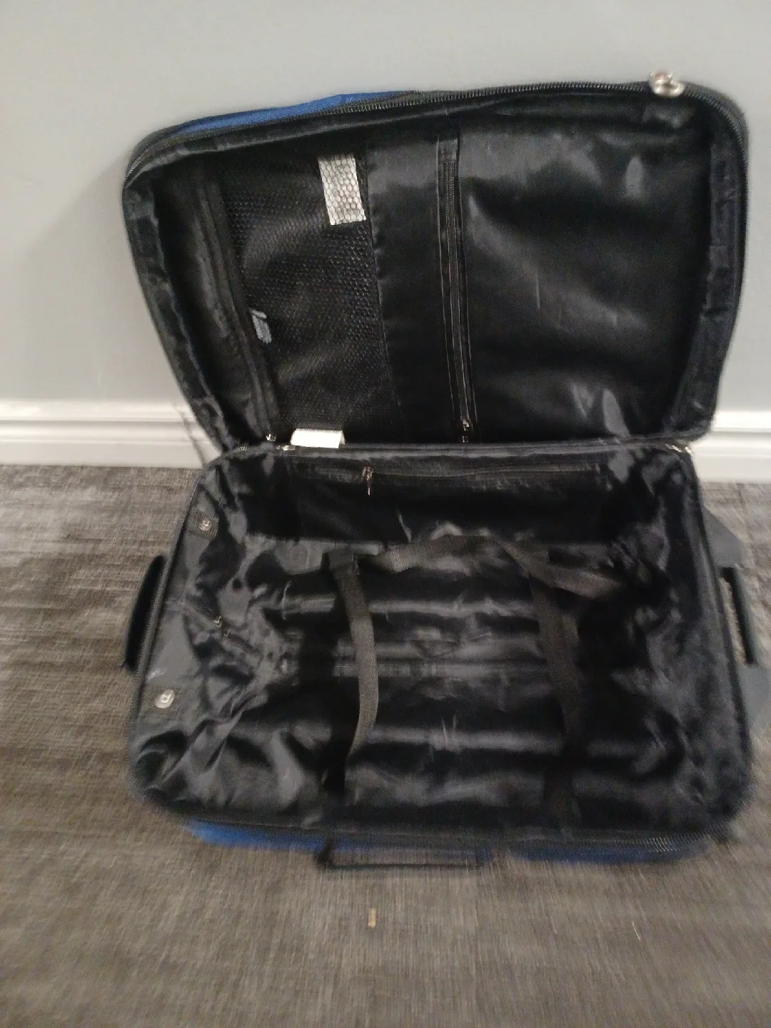 Tracker Blue Carry-On Suitcase image indicator(8)