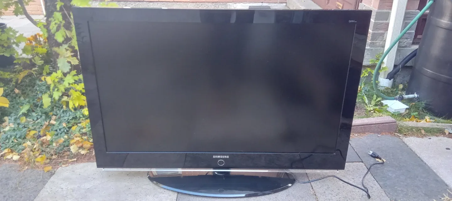 Samsung 46" LCD TV - Great Condition! thumbnail