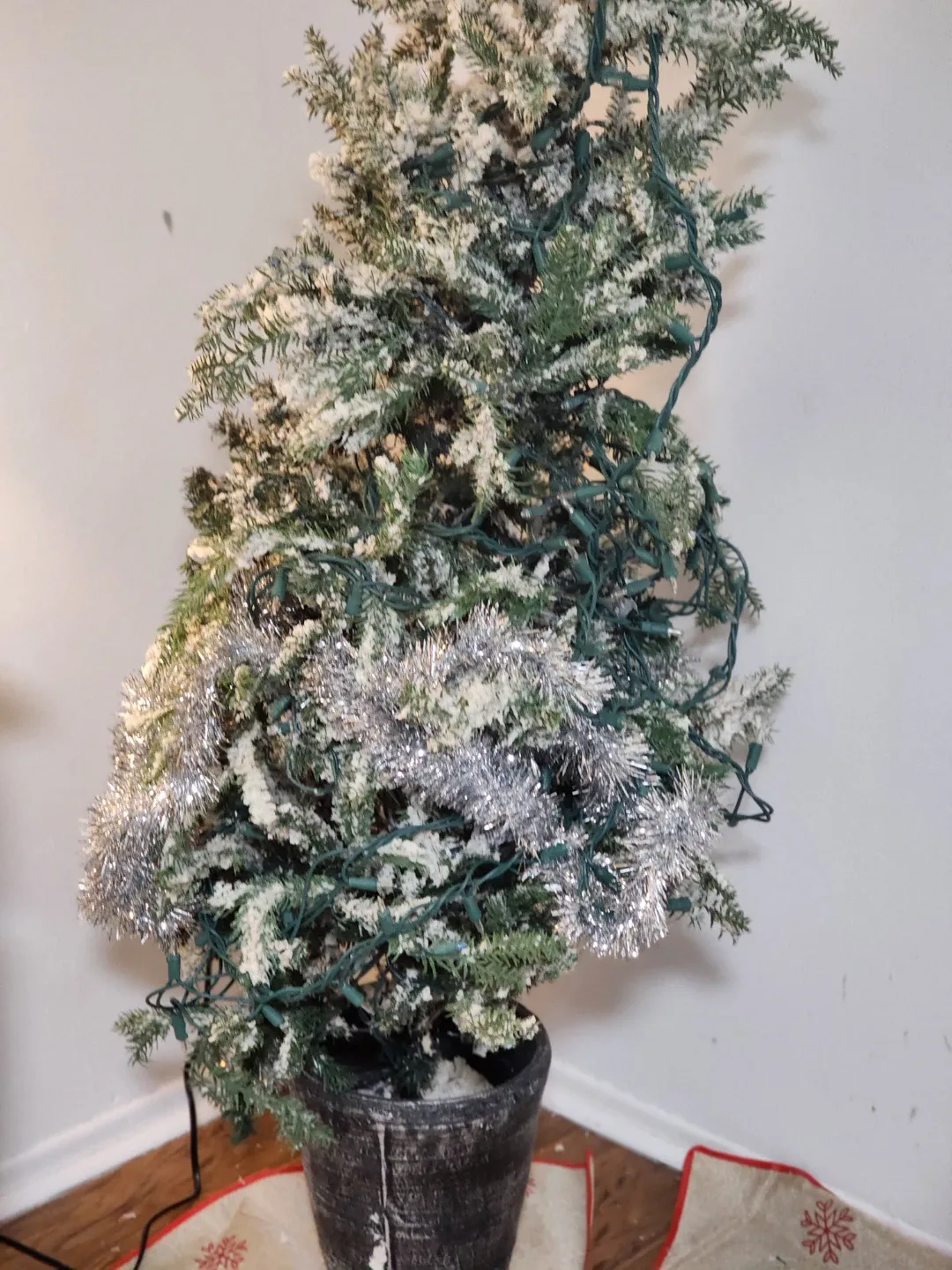 Pre-lit Christmas Tree with Stand image indicator(7)