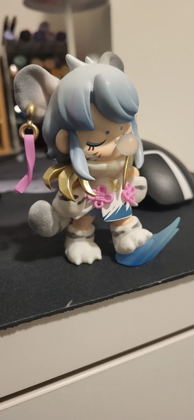 Pop Mart Molly Winter Figure image indicator(2)