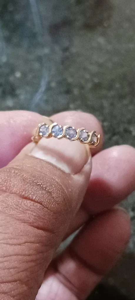 10k Gold Ring with Tanzinite Stones image indicator(6)