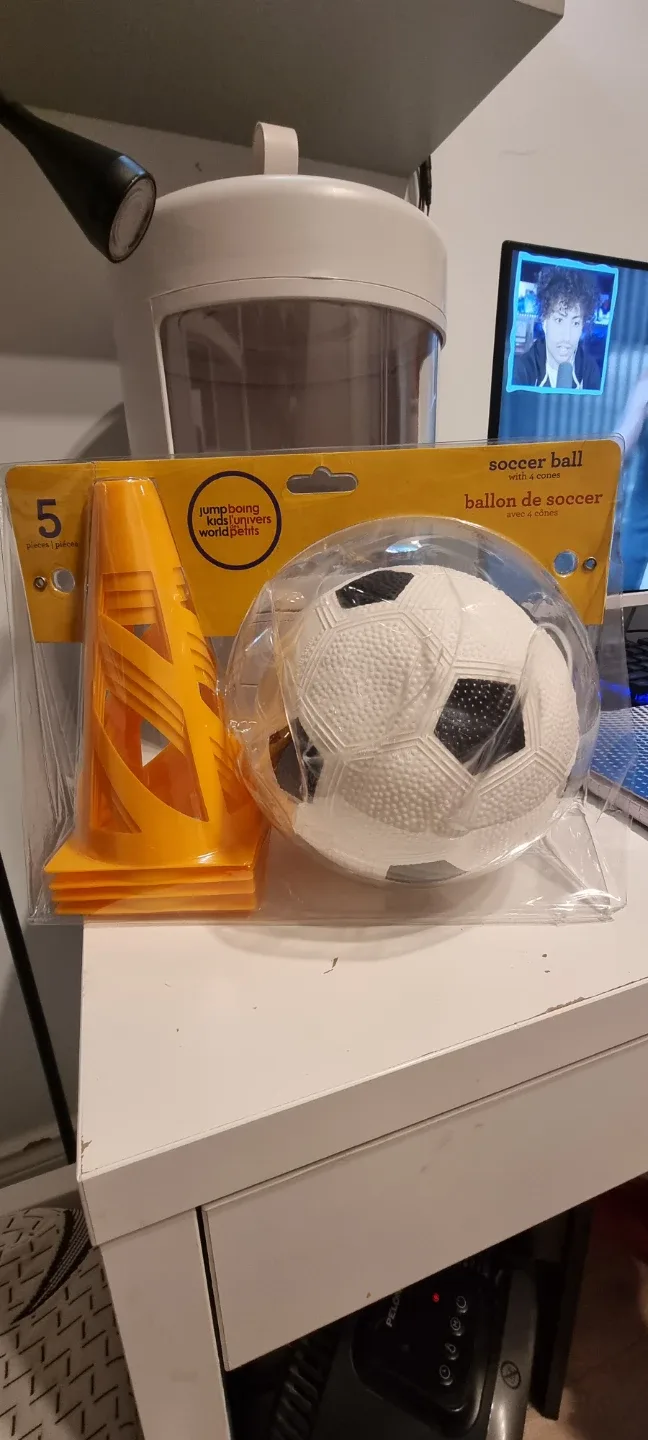 Jumpboing Kids Soccer Ball with 4 Cones - New!
