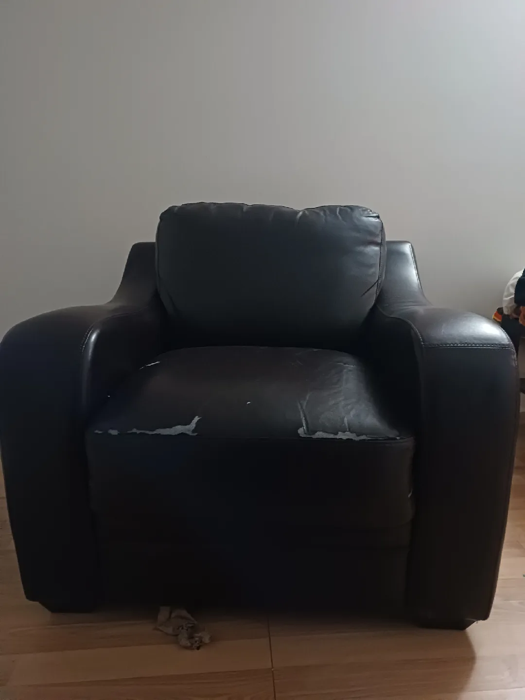 Black Armchair - Some Wear image indicator(3)
