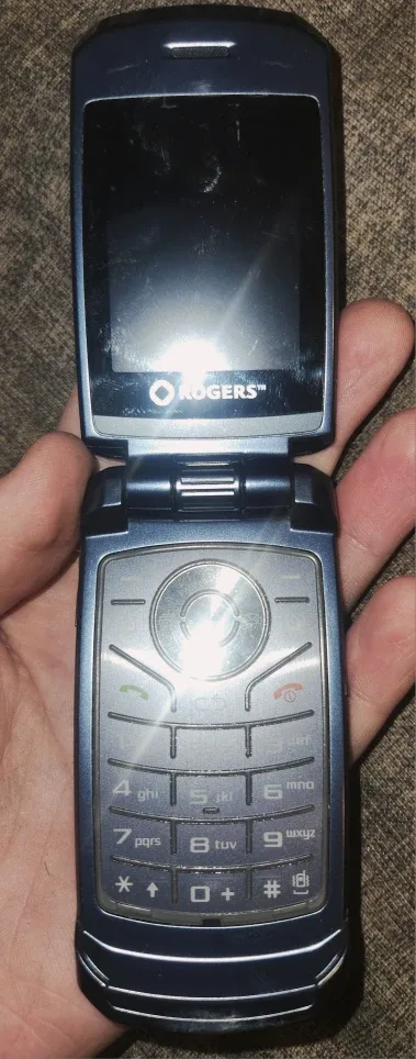 Samsung Flip Phone - Rogers 2.0 MegaPixel image indicator(4)
