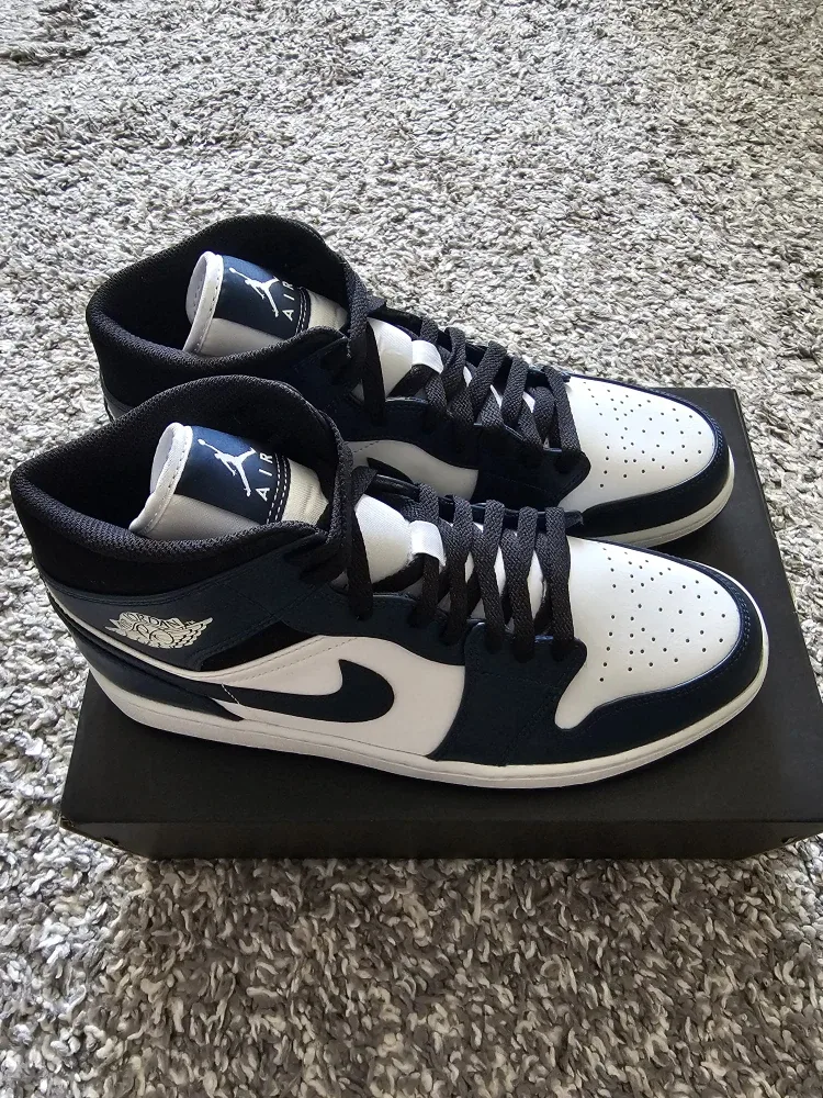 Air Jordan 1 Mid Armory Navy White Black Size 11 image indicator(2)
