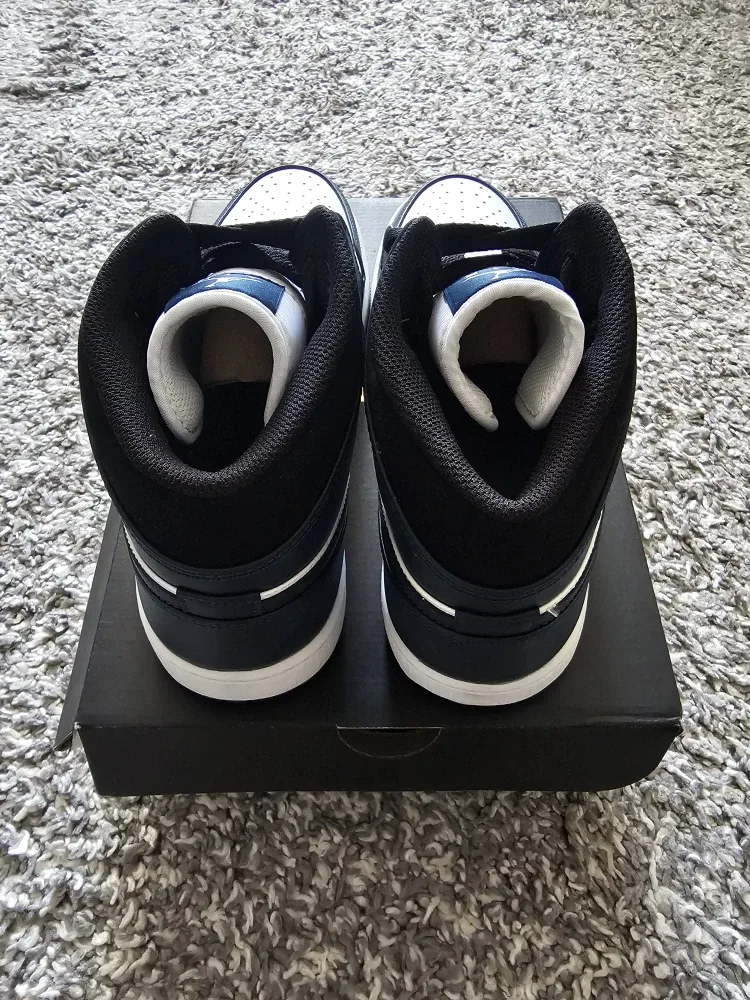 Air Jordan 1 Mid Armory Navy White Black Size 11 image indicator(3)