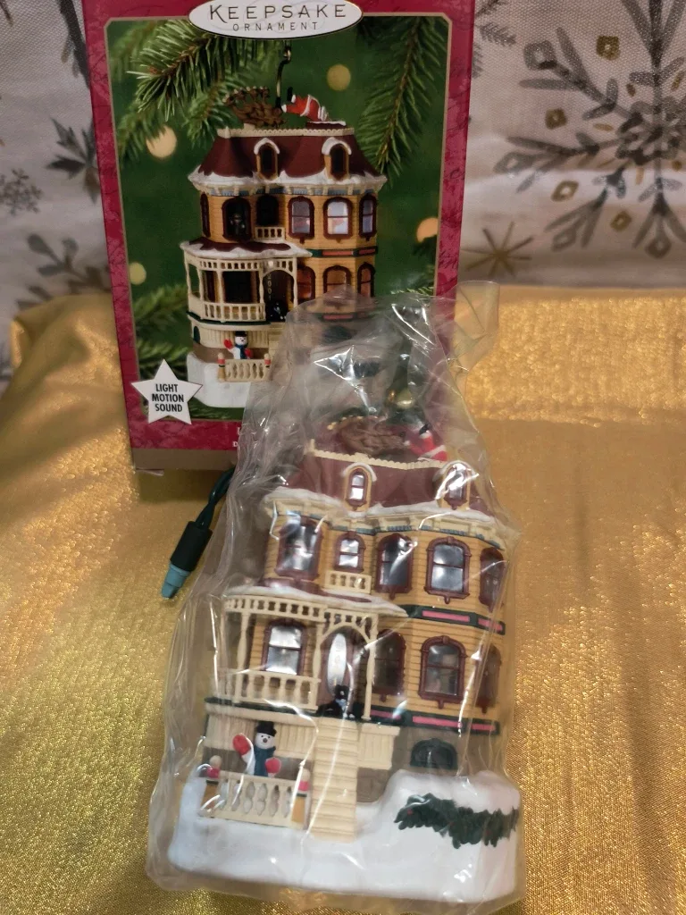 Hallmark Keepsake Ornament - Up on the Housetop image indicator(3)