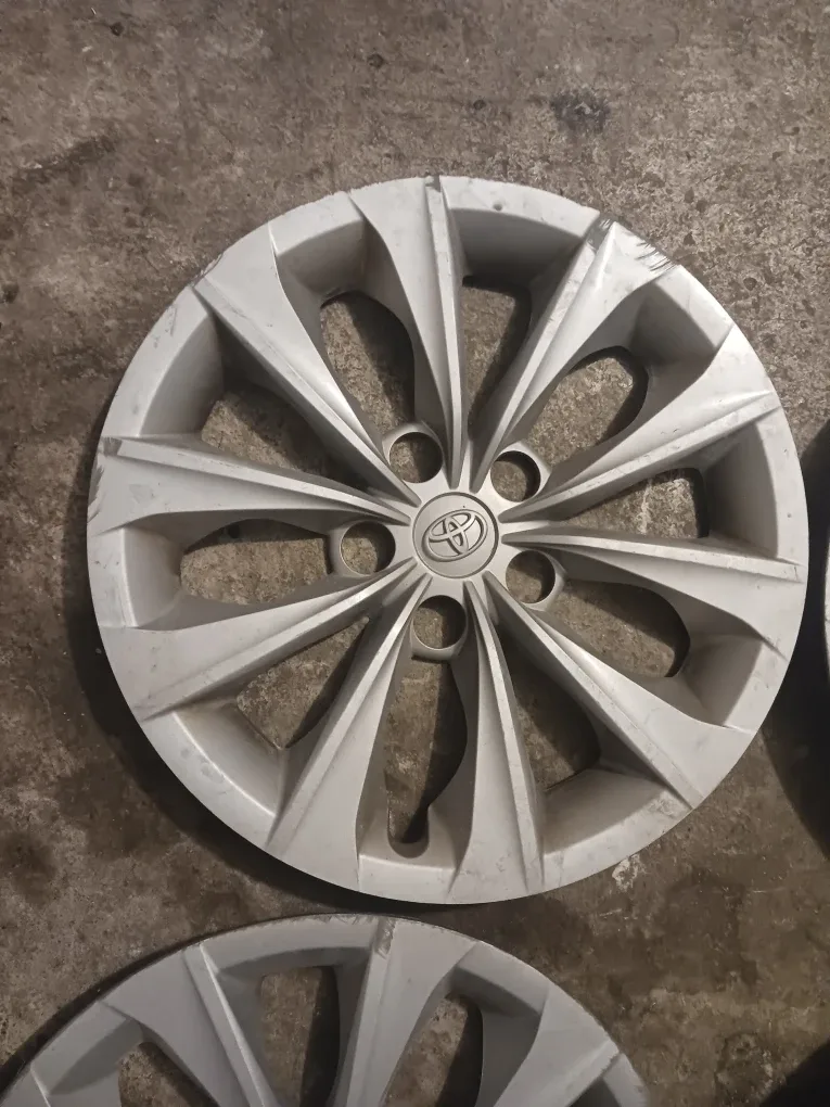 17" Toyota hubcaps for steel rims image indicator(3)