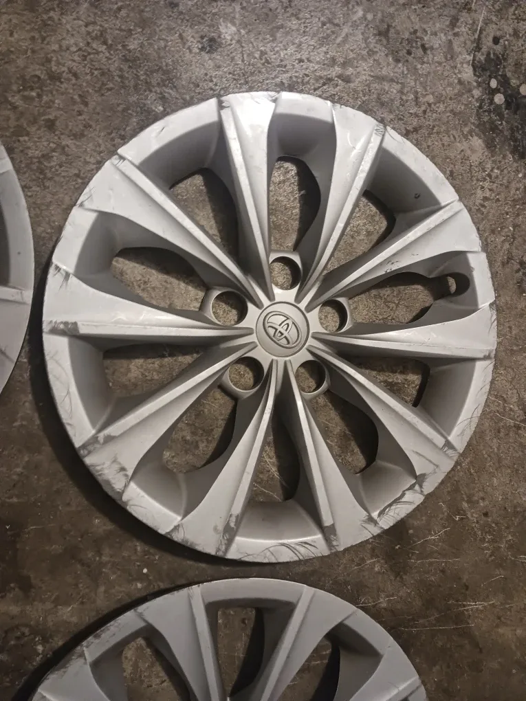 17" Toyota hubcaps for steel rims image indicator(5)
