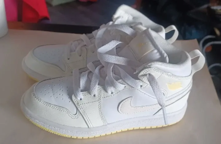 Nike Air Jordan 1 Mid SE Cream White Sneakers image indicator(2)