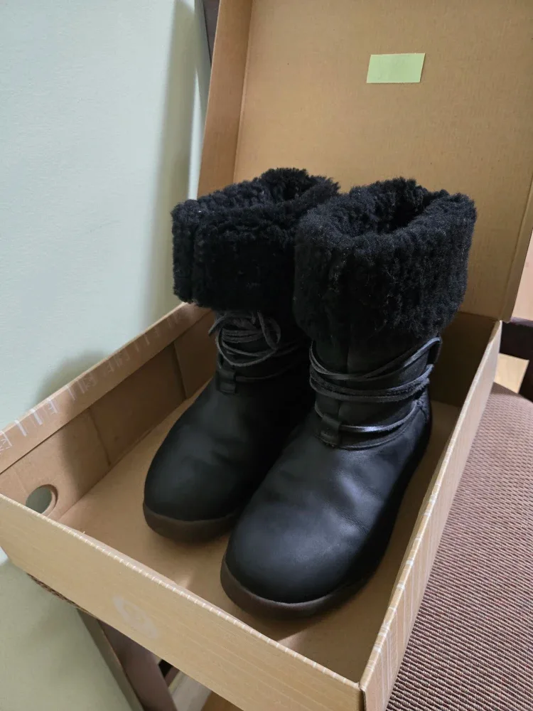 ULU Black Leather & Shearling Boots - Size 7 image indicator(2)