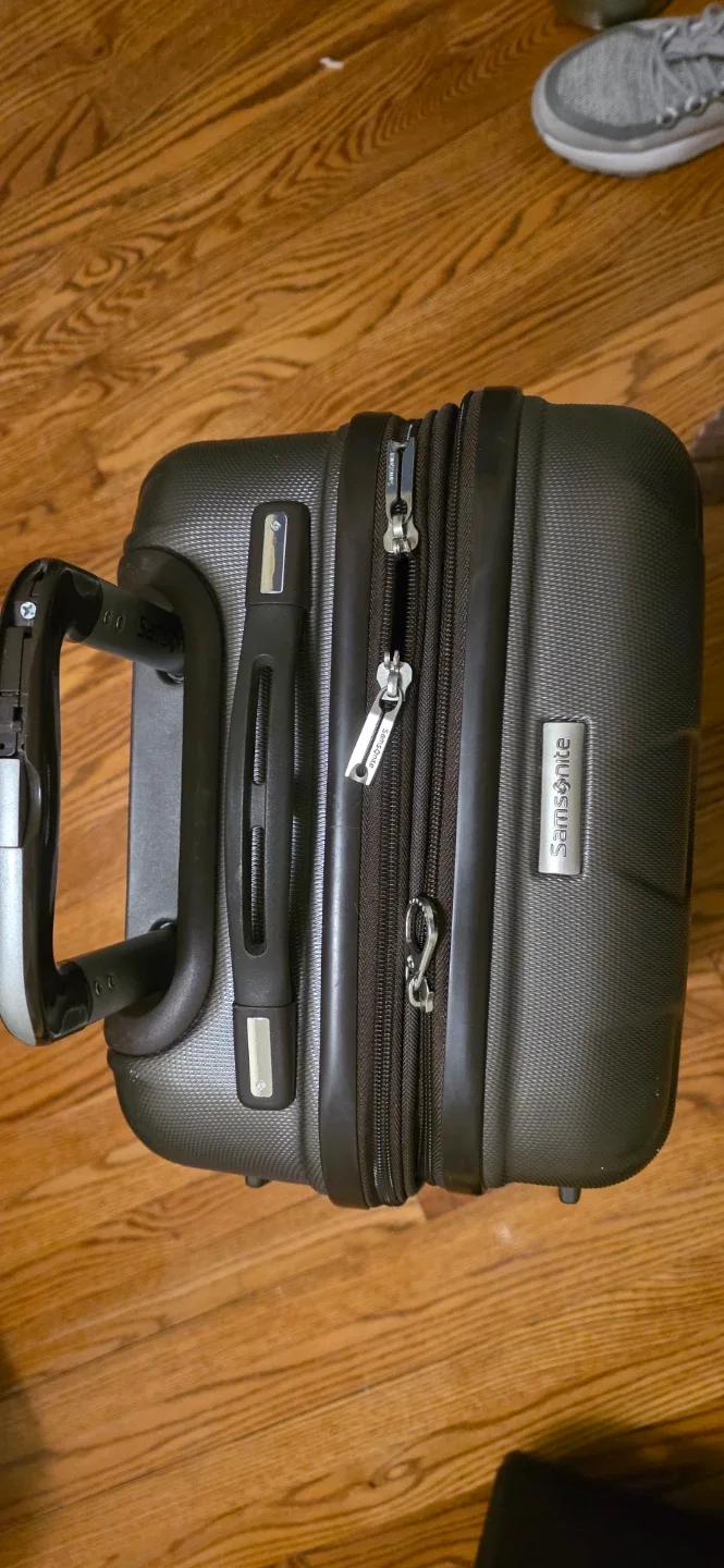 Samsonite Carry-On Suitcase image indicator(4)