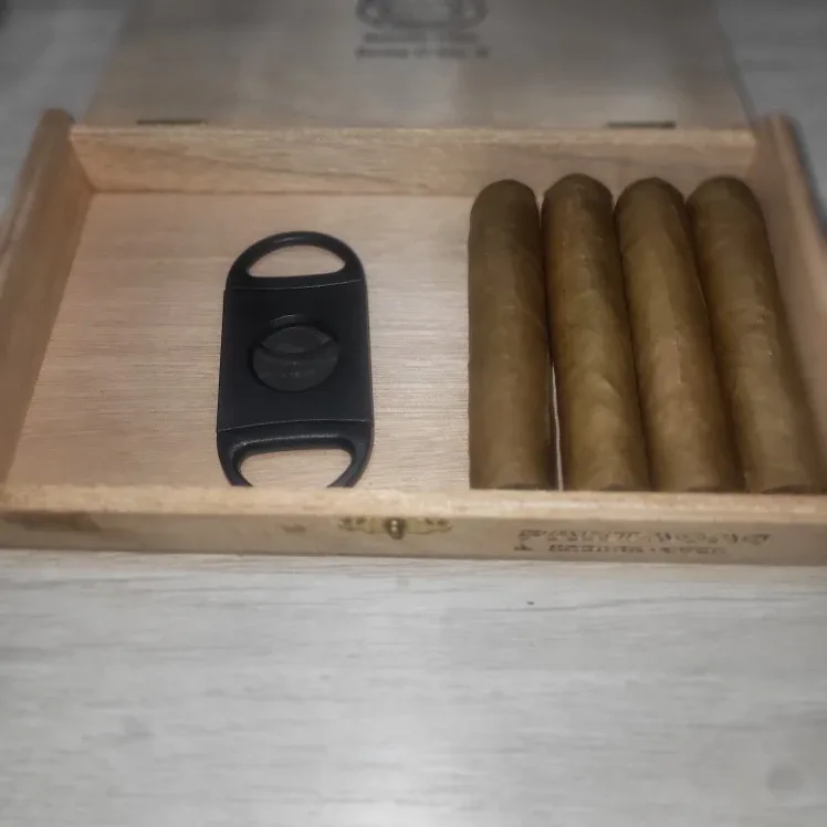 Beginners cigar box and double blade cutter
