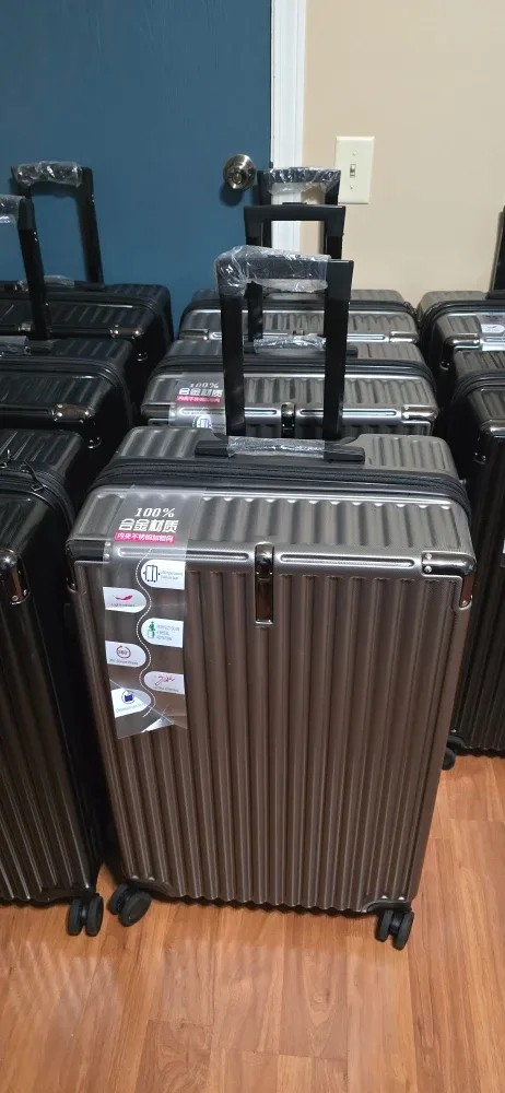 Like New Suitcase Luggage with Spinner Wheels, only used once image indicator(2)