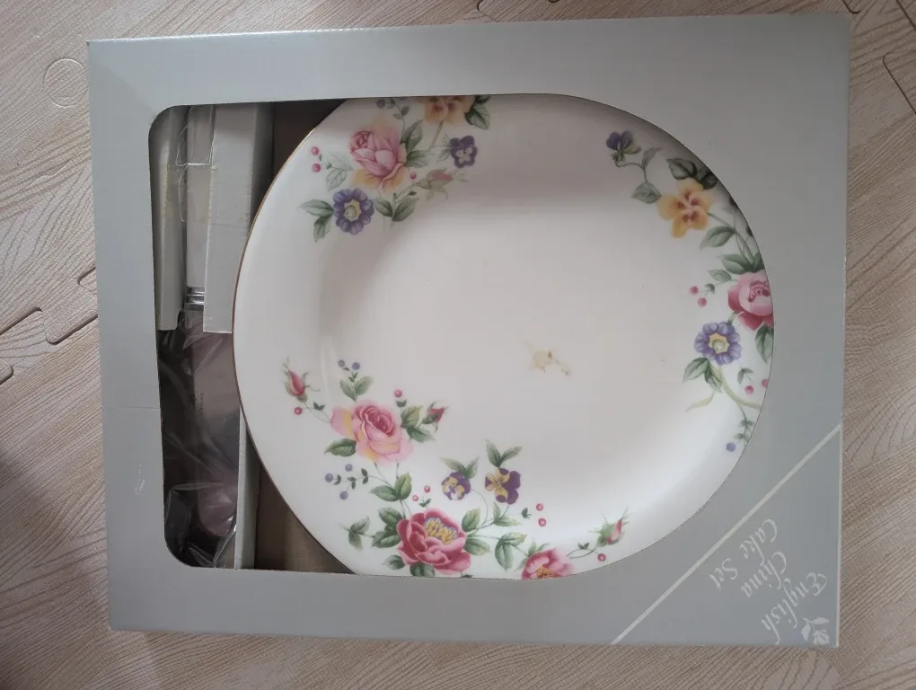 Never Used Royal Vale English China Cake Set