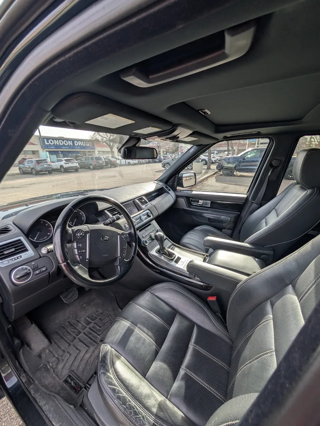 Black Range Rover Sport SUV image indicator(4)