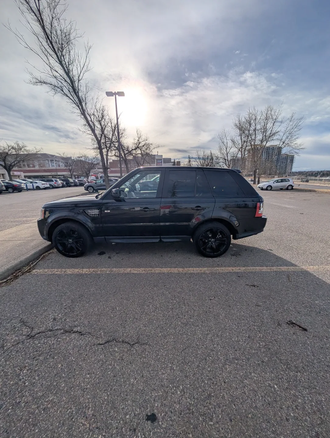 Black Range Rover Sport SUV image indicator(10)