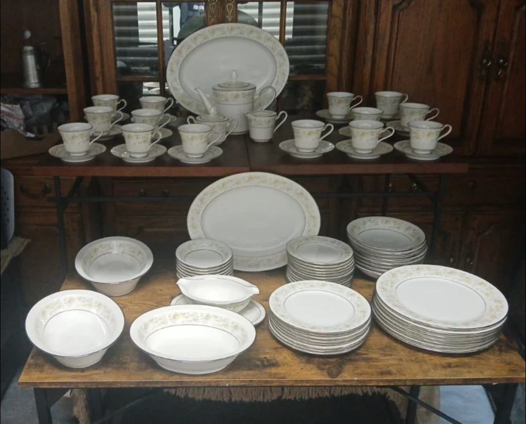 Noritake Ivory China Blossom Time Dinnerware Set