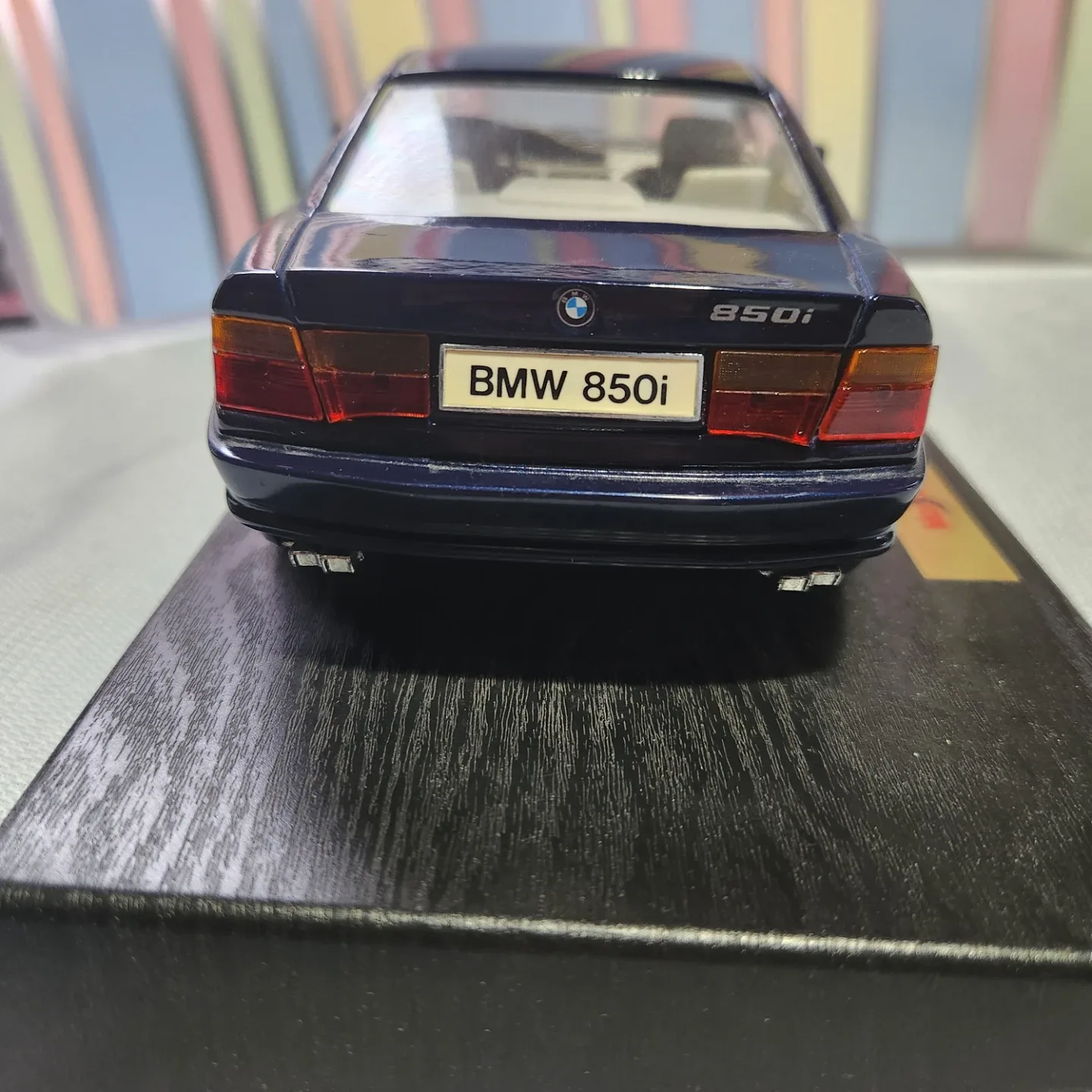 Maisto BMW 850i (1990) Diecast Model Car image indicator(3)