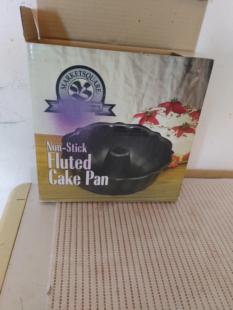 Market Square Non-Stick Fluted Cake Pan - New in Box! image indicator(4)