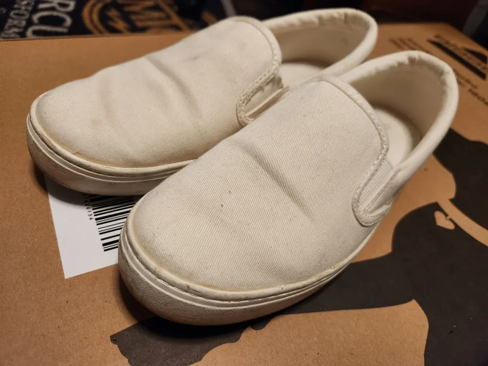 Old Navy White Slip-On Shoes - Women's Size 6