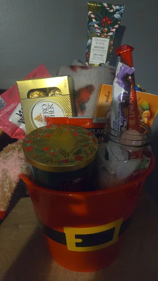 Blanket/Candle Christmas Basket image indicator(4)