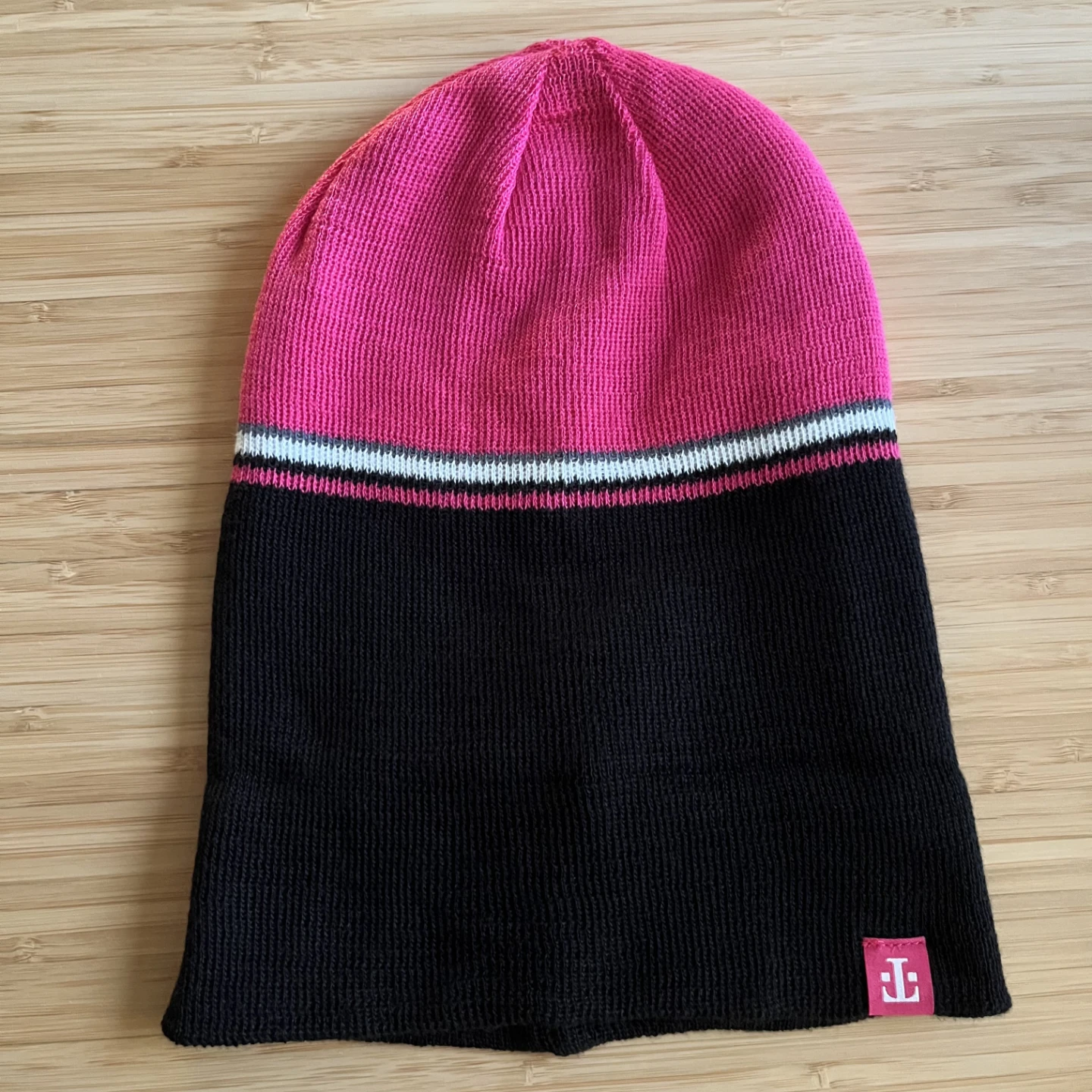 T-Mobile Reversible Beanie - Black and Magenta NEW 🥕 - photo 2