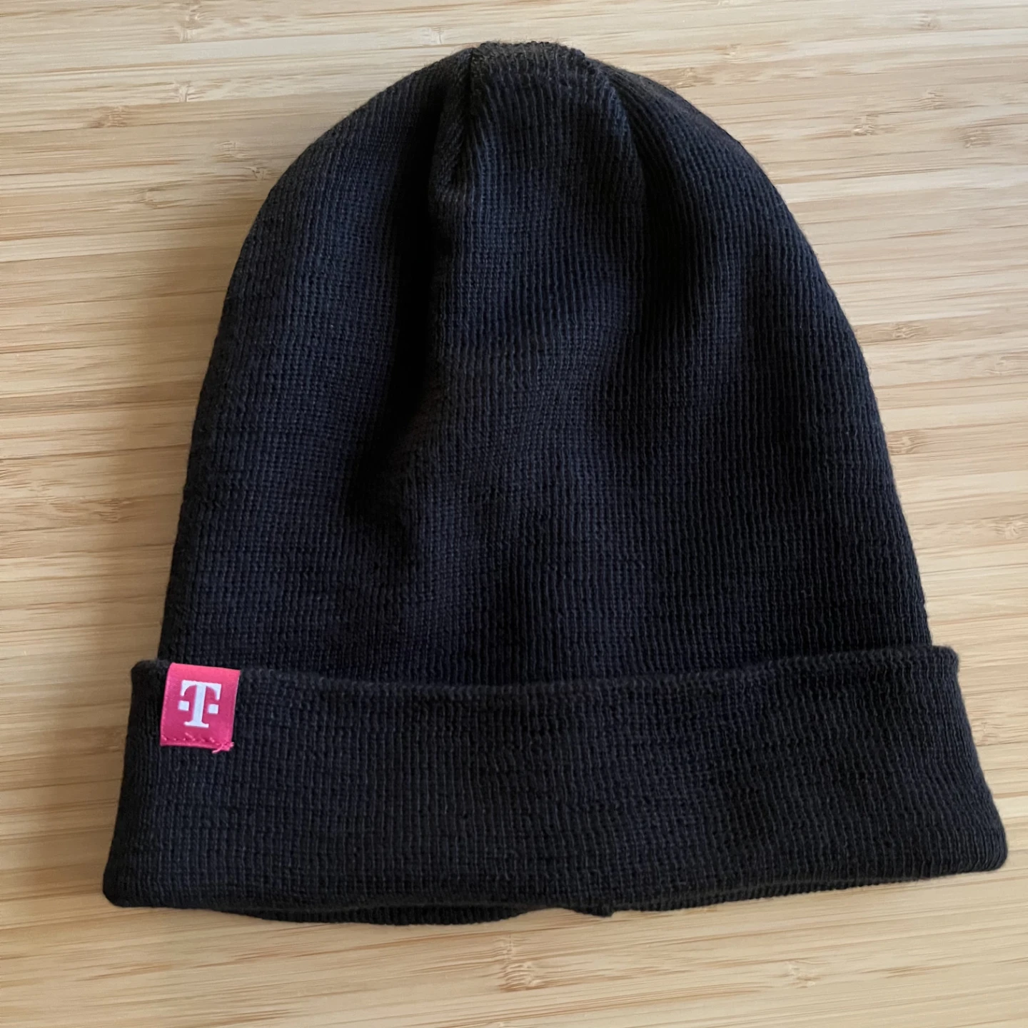 T-Mobile Reversible Beanie - Black and Magenta NEW 🥕 - photo 3