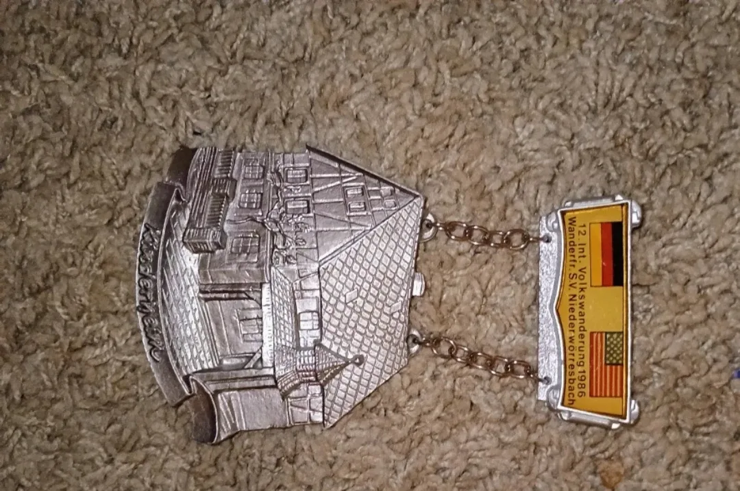 Vintage 12. Int. Volkswanderung 1986 Pin