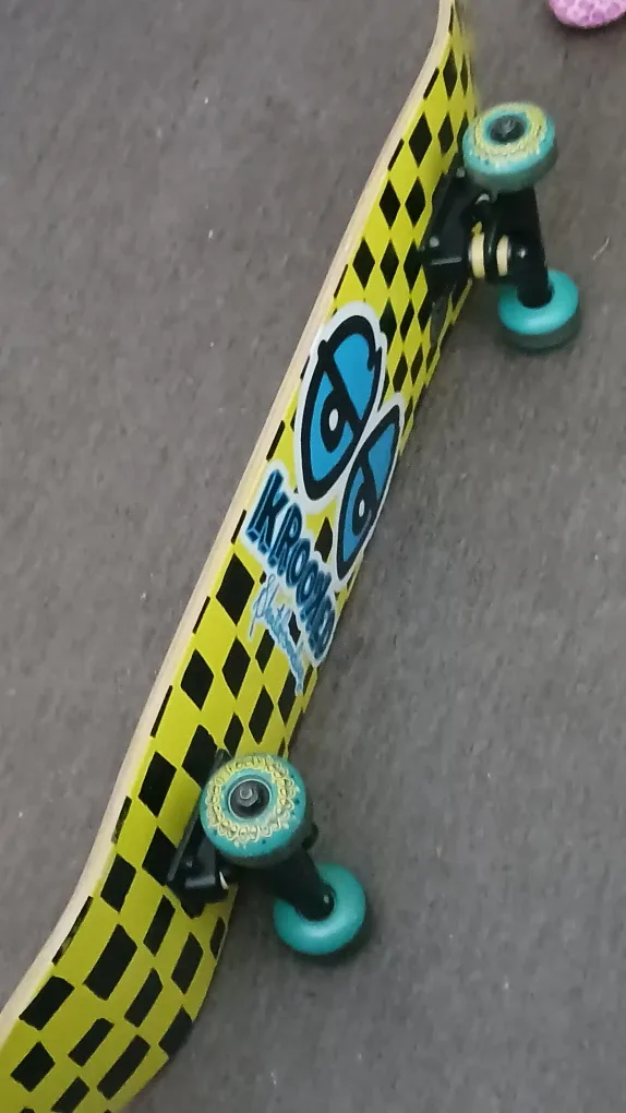 Krooked Skateboard - Yellow & Black image indicator(2)