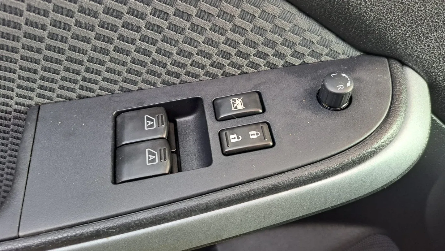 Nissan Altima 2.5 S Coupe - Black image indicator(7)