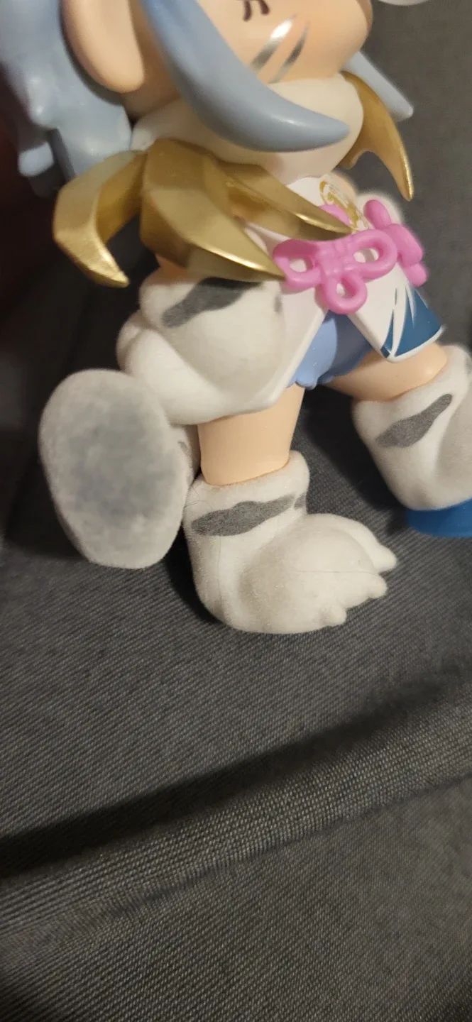 Pop Mart Molly Winter Figure image indicator(3)