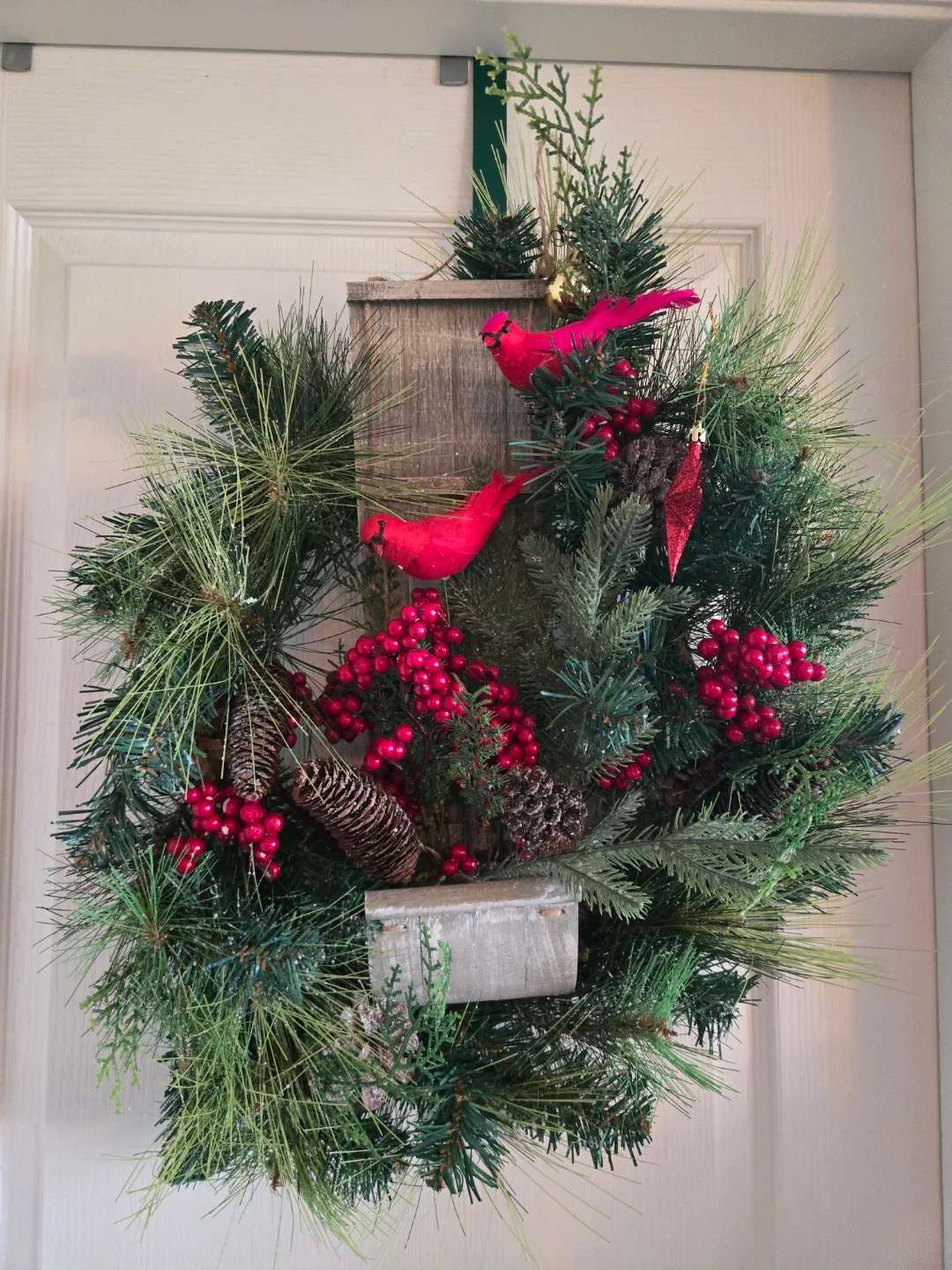 Christmas Wreath with Cardinals thumbnail