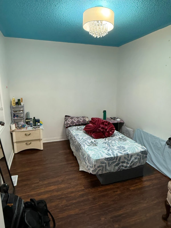 📌 Private Room for Rent