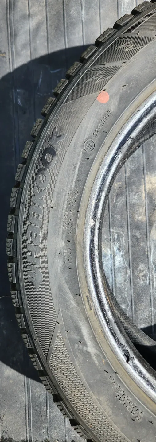 Hankook Winter i*Pike RS2 215/55R16 Tire thumbnail