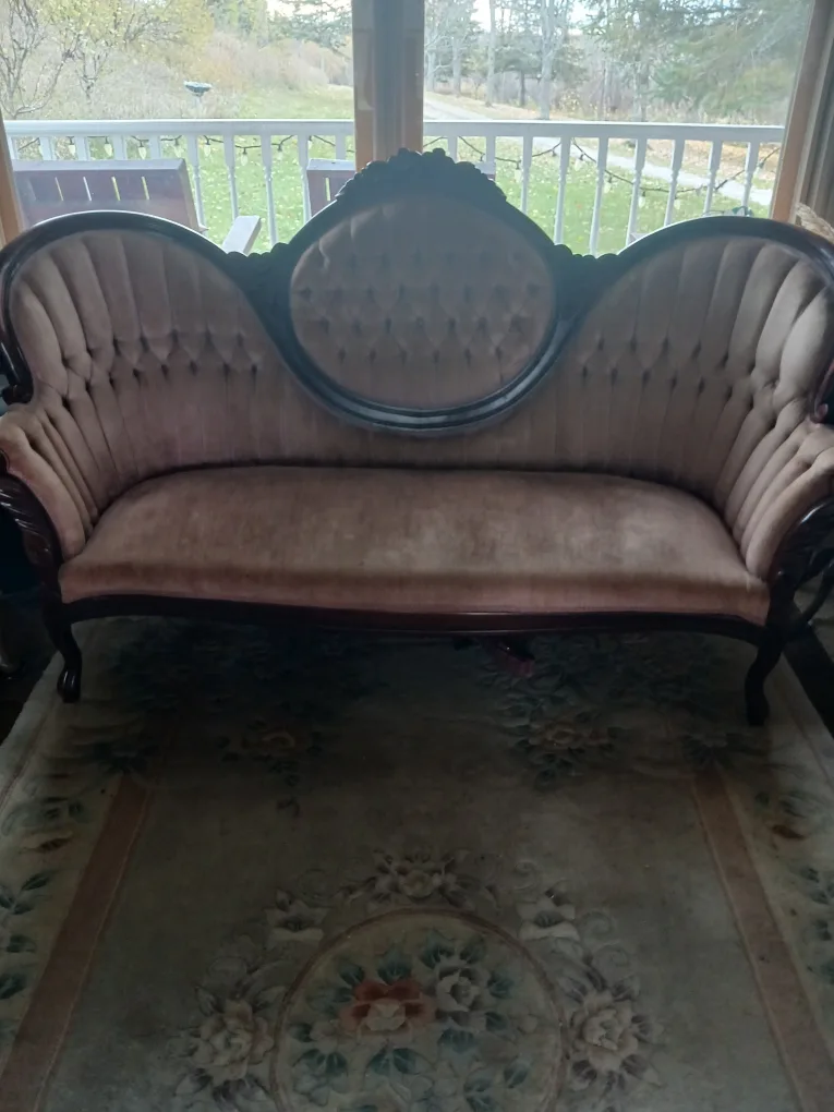 Antique Style Sofa - Great Condition!